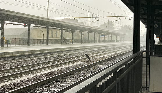 Itálie, rho, mraky, vlak, déšť, železnice, mokré, vlakové nádraží, bouřka, železniční dopravy, železniční trať, dráha, nástupiště železniční stanice, přeprava, veřejná doprava, železniční stanice, způsob dopravy, architektura, cestovat, vlak - vozidlo, den, stavba, venku, Příroda, náhodné osoby, skutečných lidí, kabel, město, stanice, čekání, plošina, 4K, CC0, veřejná doména, bez autorských práv