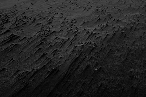 sand, sort, struktur, mønster, baggrund, mørk, zobel, aftræk, vind, linje, egenskab, hvid, blanc, punktum, form, noir, wafe, bølge, baggrunde, natur, abstrakt, tekstureret, tæt på, udendørs, ru, ingen mennesker, Brun, hav, overflade niveau, materiale, grå, 5K, CC0, offentligt domæne, royaltyfrie