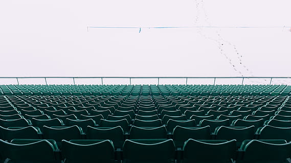 sedie, stadio, vuoto, righe, pubblico, prospettiva, verde, posti a sedere, posto a sedere, di fila, sedia, nessuno, assenza, cielo, ripetizione, ordine, fianco a fianco, sport, preparativi, cielo sereno, grande gruppo di oggetti, cultura artistica e intrattenimento, copia spazio, natura, candeggiatori, giorno, 4K, CC0, dominio pubblico, privo di copyright