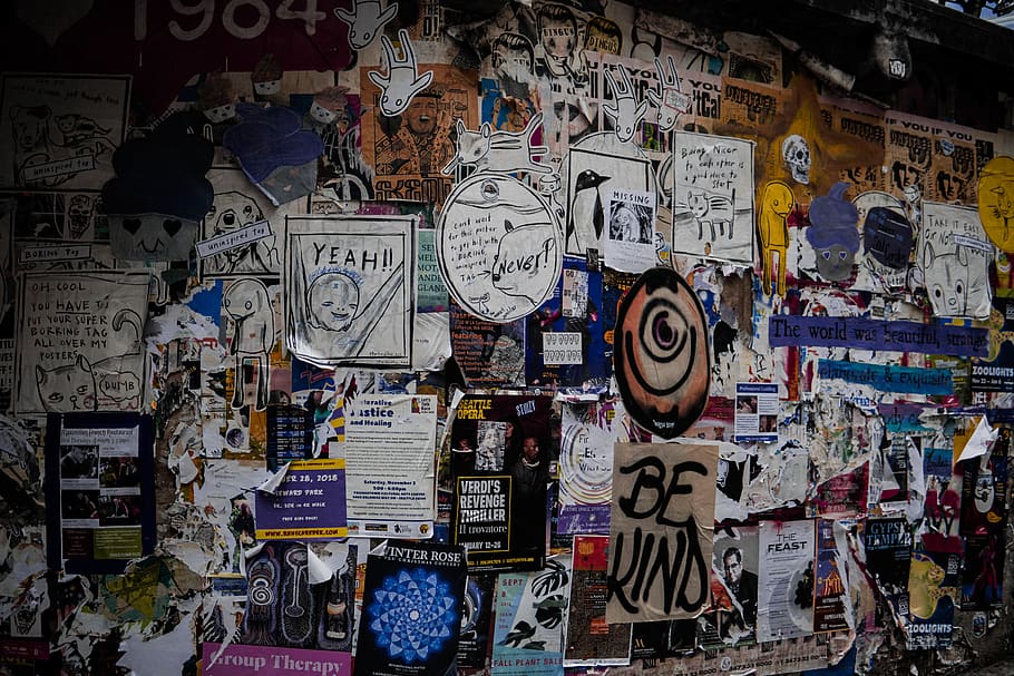 lot de cartells, text, etiqueta, adhesiu, edifici, arquitectura, torre, Torre del Rellotge, collage, publicitat, pòster, paret, art, humà, persona, símbol, signe, graffiti, fulletó, flyer, paper, creativitat, art i artesania, representació, representació humana, comunicació, funció de construcció de parets, cap gent, multicolor, a l'interior, gran grup d'objectes, estructura construïda, artesania, semblança masculina, abundància, guió occidental, desordenat, mural, missatge, 5K