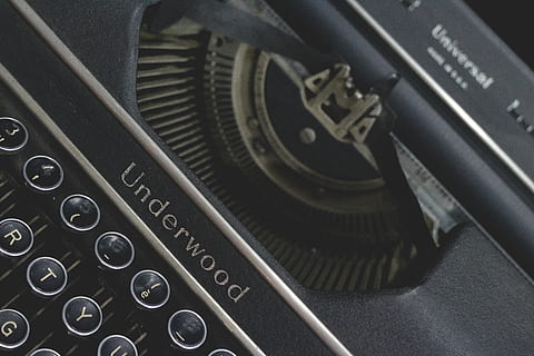 tipus, escriptor, màquina d’escriure, vell, màquina, escriure, autor, història, clàssic, industrial, submarí, tecnologia, a l'interior, primer pla, comunicació, nombre, estil retro, cap gent, text, antiguitat, carta, natura morta, vista d’angle alt, analògic, color negre, taula, alfabet, equipament, polsador, 5K, CC0, domini públic, lliure de regalies