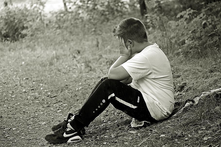noi, blanc, samarreta, negre, pantalons de pista, acció, nen, plorar, decebut, sensació, solitari, home, pantalons, trist, seure, sabatilles d'esport, una persona, persones reals, estils de vida, terra, longitud completa, vista lateral, roba casual, camp, activitat d'oci, dia, assegut, homes, naturalesa, mascles, centrar-se en primer pla, infància, a l'aire lliure, nois, contemplació, depressió - tristesa, 5K