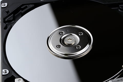 disque dur, ordinateur, disque, espace de rangement, Matériel, capacité, dispositif, La technologie, fermer, partie informatique, équipement informatique, la communication, vue grand angle, à l'intérieur, personne, véhicule à moteur, la musique, voiture, industrie, transport, brillant, espace de copie, Industrie électronique, mode de transport, couleur argentée, 5K, CC0, domaine public, libre de droits