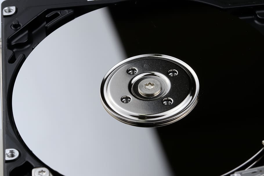 disc dur, ordinador, disc, emmagatzematge, maquinari, capacitat, dispositiu, tecnologia, primer pla, part de l’ordinador, equips informàtics, comunicació, vista d’angle alt, a l'interior, cap gent, automòbil, música, cotxe, indústria, transport, brillant, còpia espai, indústria electrònica, manera de transport, color plata, 5K
