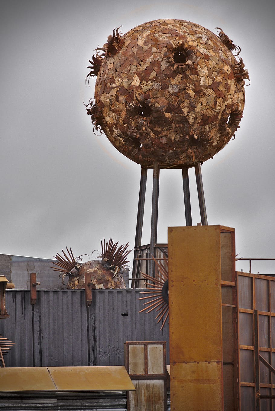França, Clisson, HellFest, cap gent, menjar i beguda, dia, menjar, cel, frescor, vista d’angle baix, naturalesa, a l'aire lliure, arbre, planta, barana, material de fusta, estructura construïda, taula, seient, primer pla, marró, arquitectura, temptació, 5K