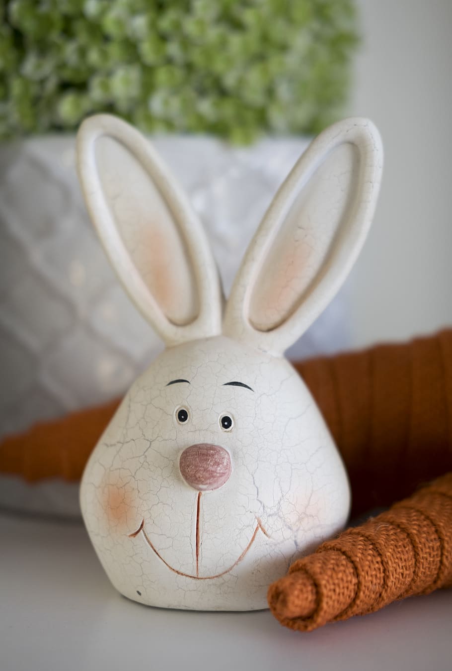 blanc, decoració de cap de conill, pastisseria, dolços, menjar, produir, planta, ornament, decoració, conill, Pasqua, vegetals, joguina, ou, figureta, art, gra, nina, llavor, carbassa, ou de Pasqua, representació, art i artesania, cap gent, primer pla, centrar-se en primer pla, a l'interior, natura morta, creativitat, mamífer, conill de Pasqua, conill - animal, celebració, taula, representació humana, sol objecte, festa, 4K