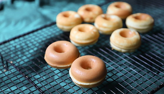 Mini-Donuts, schwarz, Gitter, gebacken, Backen, Brot, köstlich, Krapfen, Lebensmittel, hausgemacht, heiß, Genuss, Mini, Gebäck, Nahansicht, Essen und Trinken, Frische, drinnen, keine Leute, Fokus auf den Vordergrund, Schwimmbad, große gruppe von gegenständen, Stillleben, Süßes Essen, Wasser, fertig für den Verzehr, selektiver Fokus, Snack, High Angle View, Gruppe von Objekten, Versuchung, Tablett, 5K, CC0, gemeinfrei, lizenzfrei