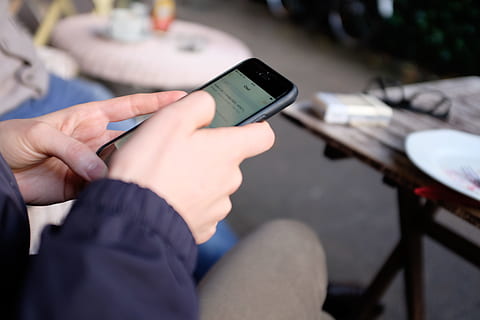 za pomocą, mobilny, telefon, kawiarnia, czynność, komórkowy, krzesła, Kawa, handel, porozumiewanie się, przetwarzanie danych, połączenie, współczesny, Kopiuj, urządzenie, pokaz, palec, skupiać, fragmentaryczny, dłoń, podręczny, trzymać, Internet, ios, iPhone, wolny czas, ruchliwość, networking, jeden, tylko, na dworze, ludzie, osoba, relaks, ekran, selektywny, sklep, mądry, społeczny, przestrzeń, technologia, czas, dotknąć, sieć, wifi, bezprzewodowy, technologia bezprzewodowa, ludzka ręka, część ludzkiego ciała, smsowanie, telefon komórkowy, dorosły, inteligentny telefon, jedna osoba, zbliżenie, przenośne urządzenie informacyjne, za pomocą telefonu, dzień, skupić się na pierwszym planie, miernik - instrument pomiaru, elektroniczny organizer, 4K, CC0, domena publiczna, darmowe zdjęcia