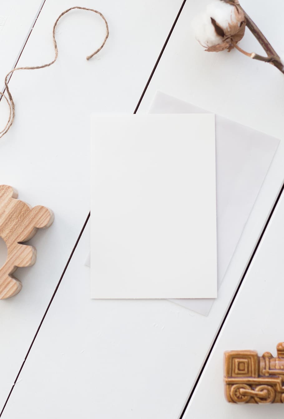 flatlay, sfondo, modello, layout del modello, bianca, tavolo, superiore, piatto, posare, alto, decorazione, composizione, telaio, di legno, preparativi, natura, bambino, giocattoli, treno, asilo nido, cotone, semplice, scandinavo, in casa, carta, penna, copia spazio, nessuno, creatività, natura morta, matita, Colore bianco, vista dall'alto, inchiostro, girato in studio, strumento di scrittura, vuoto, avvicinamento, arte e artigianato, direttamente sopra, testo, inchiostro bene, penna stilografica, 4K