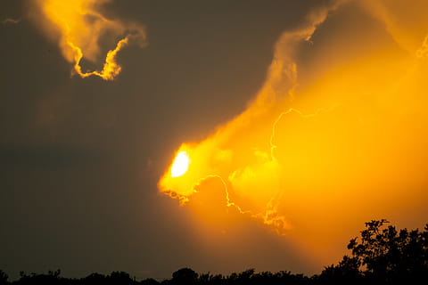 solnedgang, skyer, dramatiske skyer, himmel, skønhed i naturen, sky - himmel, magt i naturen, ingen mennesker, strøm, miljø, natur, træ, orange farve, storm, silhuet, lyn, scenics - natur, advarselsskilt, udendørs, skovbrand, brænding, dramatisk himmel, ildevarslende, forurening, 5K, CC0, offentligt domæne, royaltyfrie