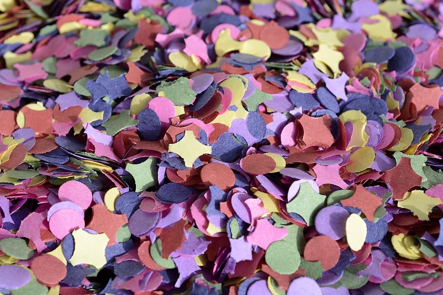 confetti, flak, farge, mønster, bakgrunn, lys, fargerik, nærbilde, grønn, blå, rød, rosa, fiolett, gul, bunke, tilpasset, tradisjon, multi farget, ingen folk, stor gruppe gjenstander, full ramme, innendørs, overflod, stilleben, valg, kunst og Håndverk, variasjon, selektiv fokusering, bord, høy vinkel visning, papir, håndverket, hjerteform, rosa farge, 5K