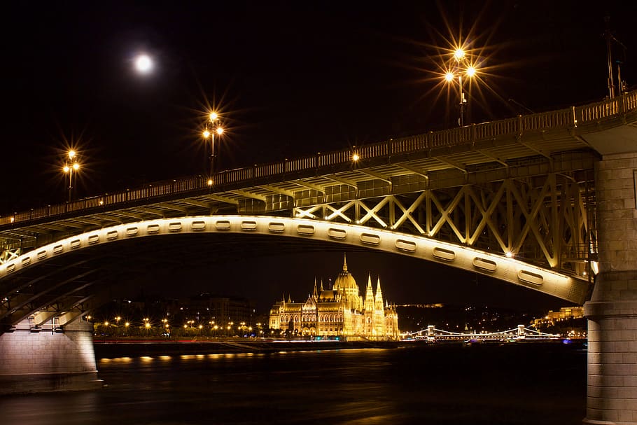 pont de formigó gris, arquitectura, edifici, pont d’arc, pont, arquejat, arc, budapest, Hongria, Parlament d’Hongria, ciutat, nit, lluna, a l'aire lliure, aigua, paisatge urbà, llums de la ciutat, danub, riu, exposició llarga, fotografia nocturna, il·luminat, pont - estructura feta per l'home, connexió, estructura construïda, transport, llum del carrer, carrer, equips d’il·luminació, destinacions de viatge, moviment, cap gent, pas superior, 5K
