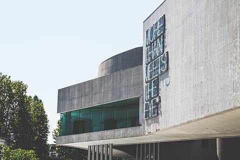 arquitectura, edificio, infraestructura, estructura, establecimiento, arboles, texto, citas, estructura construida, exterior del edificio, cielo, día, naturaleza, vista de ángulo bajo, cielo limpio, nadie, material de vidrio, al aire libre, oficina, árbol, edificio de oficinas exterior, planta, copia espacio, ciudad, moderno, ventana, 5K, CC0, dominio público, libre de derechos