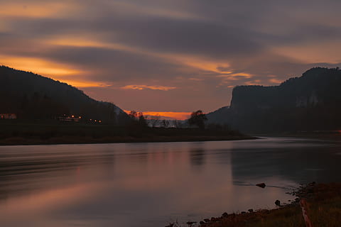 bastei, upė, saulėlydis, vanduo, dangus, debesis - dangus, vaizdai - gamta, grožis gamtoje, atspindys, ramioje scenoje, ramybė, ežeras, nėra žmonių, pobūdį, oranžinė spalva, idiliškas, medis, kalnas, ne miesto scenoje, krantinė, augalų, lauke, 5K, CC0, Viešasis domenas, nemokamai