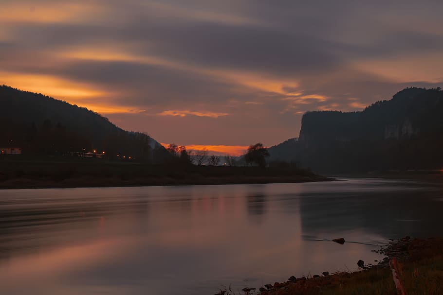 bastei, riu, posta de sol, aigua, cel, núvol - cel, escenics - natura, bellesa a la natura, reflexió, escena tranquil·la, tranquil·litat, llac, cap gent, naturalesa, color taronja, idíl·lic, arbre, muntanya, escena no urbana, davant del mar, planta, a l'aire lliure, 5K