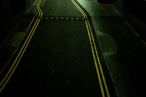 carretera buida, carretera, asfalt, ciutat, urbà, carrer, edifici, manera, il·luminació, naturalesa, a l'aire lliure, metròpolis, carreró, barana, pas de zebra, nit, transport, vista d’angle alt, cap gent, il·luminat, arquitectura, color verd, manera de transport, marcatge de carreteres, marcatge, vista aèria, signe, equips d’il·luminació, viatjar, direcció, línia divisòria, 5K, CC0, domini públic, lliure de regalies
