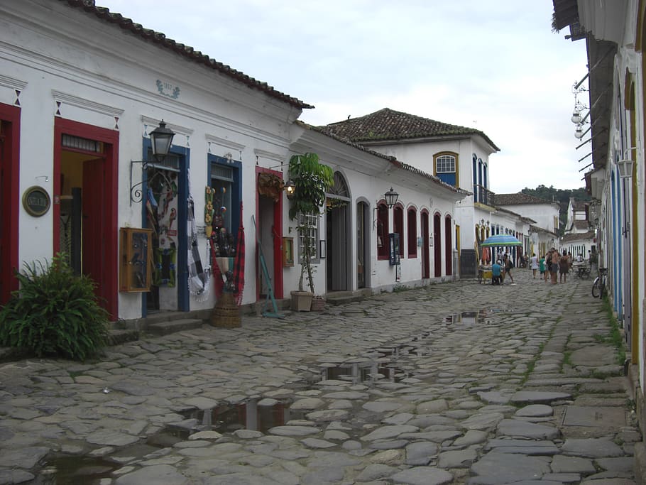 passarel·la, Camí, llosa, paviment, vorera, humà, persona, llambordes, Brasil, centre històric de paraty, paraty, transport, vehicle, bicicleta, porta, pissarra, pati, arbre, planta, arquitectura, estructura construïda, exterior de l'edifici, edifici, cel, carrer, naturalesa, ciutat, dia, casa, barri residencial, núvol - cel, sendera, persones incidentals, direcció, a l'aire lliure, el camí a seguir, gent, pedra, columna arquitectònica, 4K