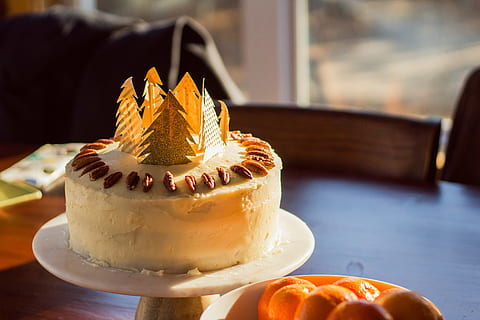 pastís de fondue, pastís d'aniversari, postres, pastís, menjar, caramel, gel, crema, pastisseria, dolços, torte, produir, fleca, botiga, culinari, xocolata, fudge, pastís de poma, menjar i beguda, dolç, menjar dolç, al forn, indulgència, frescor, temptació, a l'interior, taula, llest per menjar, primer pla, centrar-se en primer pla, menjar poc saludable, celebració, cap gent, aniversari, cupcake, 5K, CC0, domini públic, lliure de regalies