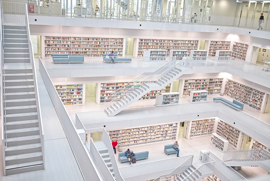 edifici de la biblioteca, llibre, biblioteca, a l'interior, habitació, persona, humà, botiga, arquitectura, blanc, llegir, bibliothek, Stuttgart, literatura, lectura, disseny d'interiors, llibreria, edifici, prestatge, vestíbul, centre de Convencions, estructura construïda, vista d’angle alt, prestatge per a llibres, escala, passos i escales, publicació, barana, educació, gent, modern, dia, persones incidentals, Color blanc, grup de persones, 5K