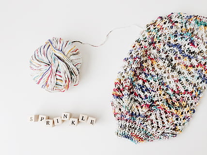 monivärinen langanrulla, helmi, Lisätarvikkeet, harmaa, ornamentti, korut, bling, pimacotton, puuvilla, weareknitters, kaunokirjoitus, käsinmaalattu, ripotella, lanka, neulominen, neuloa, värikäs, valkoinen, pitsi, studio ammuttu, monivärinen, sisällä, villa-, kuvio, valkoinen tausta, tekstiili, ei ihmisiä, lankakerä, taide ja käsityö, alus, luovuus, vaatetus, lähikuva, puikko, viestintä, leikata, asetelma, monimutkaisuus, henkilökohtainen lisävaruste, 2K, CC0, public domain, rojaltivapaa