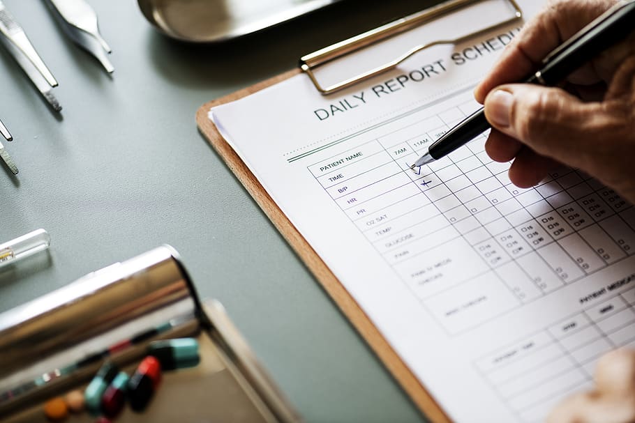 osoba, plnicí, denně, formulář formuláře zprávy, kontroly, kontrolní seznam, denní zpráva, data, dokument, ruka, zdraví, zdravotní péče, pero, zpráva, klíště, blahobyt, psaní, lidské ruky, papír, uvnitř, část lidského těla, selektivní zaměření, lidé, detail, podnikání, plánování, stůl, lavice, vysoký úhel pohledu, hospodářství, nábytek, plnicí pero, papírování, prst, 1080P