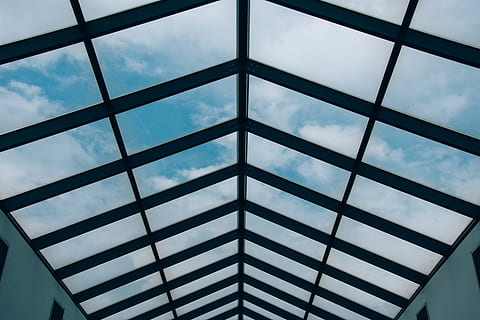 sommer, vindue, vinduer, himmel, fuld ramme, lav vinkel visning, ingen mennesker, bygget struktur, mønster, glas - materiale, sky - himmel, baggrunde, indendørs, arkitektur, loft, dag, design, tagvindue, bygning, gennemsigtig, geometrisk form, form, direkte under, tagbjælke, 5K, CC0, offentligt domæne, royaltyfrie