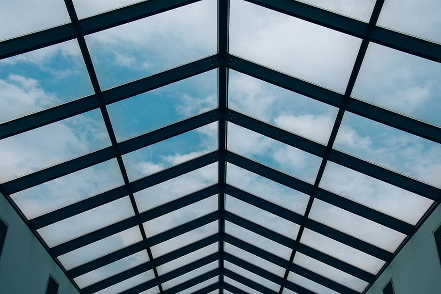 sommer, vindue, vinduer, himmel, fuld ramme, lav vinkel visning, ingen mennesker, bygget struktur, mønster, glas - materiale, sky - himmel, baggrunde, indendørs, arkitektur, loft, dag, design, tagvindue, bygning, gennemsigtig, geometrisk form, form, direkte under, tagbjælke, 5K