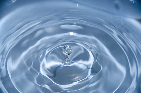 vand ripple effekt, piblede, vand, dråbe, tæt på, bevægelse, blå, ingen mennesker, natur, fuld ramme, sprøjt, koncentriske, baggrunde, renhed, faldende, cirkel, friskhed, afspejling, forfriskning, geometrisk form, stænkedråbe, udendørs, ren, 2K, CC0, offentligt domæne, royaltyfrie