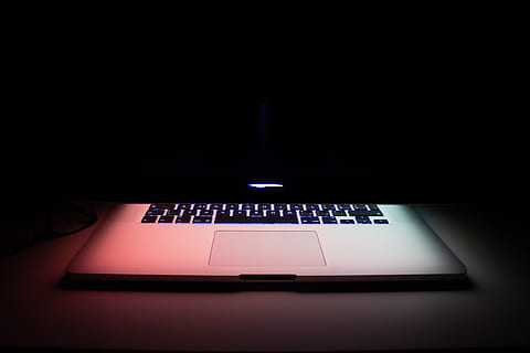grau, Laptop-Computer, schwarz, Oberfläche, Elektronik, Computer, Tastatur, Hardware-, Computer Tastatur, Computerhardware, pc, Schreibtisch, Laptop, Schlagschatten, Schatten, MacBook, Konfiguration, Beleuchtung, Arbeitsplatz, dunkle Lichter, dunkel, Macbook Pro, Tabelle, Möbel, Technologie, drinnen, kabellose Technologie, Kommunikation, Studioaufnahme, schwarzer Hintergrund, Computerausrüstung, Verbindung, keine Leute, kopieren sie platz, Computerbildschirm, beleuchtet, Internet, Computernetzwerk, Computer Sprache, 5K, CC0, gemeinfrei, lizenzfrei