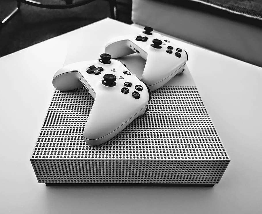 xbox, consola de jocs, jocs, consola, jocs d’oci, joc, sort, cultura i entreteniment artístic, taula, oportunitat, activitat d'oci, daus, relaxació, a l'interior, targetes, risc, cap gent, vista d’angle alt, primer pla, natura morta, pòquer - joc de cartes, tir de l'estudi, centrar-se en primer pla, èxit, joc d'atzar, 2K