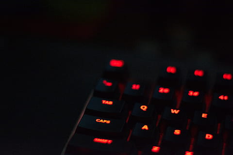 eingeschaltet, schwarz, Computer Tastatur, Technologie, Nahansicht, Steuerung, Kommunikation, Verbindung, drinnen, Computer, Computerausrüstung, keine Leute, beleuchtet, kabellose Technologie, Musik-, Tonmischer, Tastatur, Tontechnik, Schalttafel, Elektronik-Industrie, dunkel, rot, Druckknopf, schwarzer Hintergrund, Mischen, Tastenfeld, Computerschlüssel, 5K, CC0, gemeinfrei, lizenzfrei