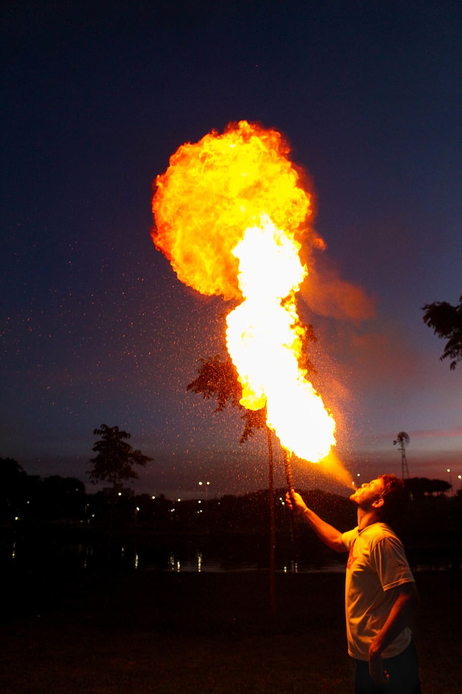 mand blæser ild, handling, baggrundsbelyst, flammende, brænding, fest, farligt, mørk, daggry, underholdning, aften, ild, brand show, flamme, varme, hed, mand, nat, ydeevne, performer, person, silhuet, himmel, solnedgang, brand - naturligt fænomen, varme - temperatur, advarselsskilt, skilt, en person, rigtige mennesker, bevægelse, natur, herrer, meddelelse, glødende, stående, orange farve, eksploderer, udendørs, 5K