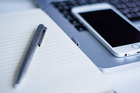 grijs, klik pen, wit, notitieboekje, naast, zilveren iphone 6, appel, iphone, laptop, smartphone, Draadloze technologie, technologie, communicatie, verbinding, pen, computer, draagbaar informatie-apparaat, slimme telefoon, stilleven, hoge hoekmening, geen mensen, tafel, detailopname, binnenshuis, mobiele telefoon, computerapparatuur, notitieblok, selectieve aandacht, papier, blanco, toetsenbord, 4K, CC0, publiek domein, royaltyvrij
