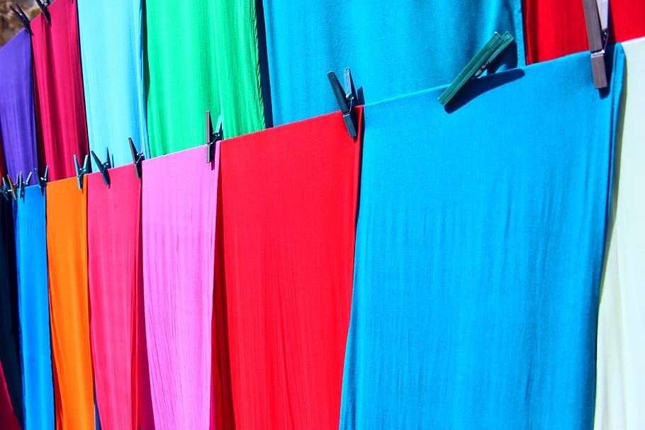 válogatott ruhadarab, többszínű, függő, kék, textil, nem ember, variáció, választás, ruházat, piros, sorban, egymás mellett, közelkép, nap, fedett, élénk színű, sorrend, szárítás, ruhaszárító, nagy objektumcsoport, 4K