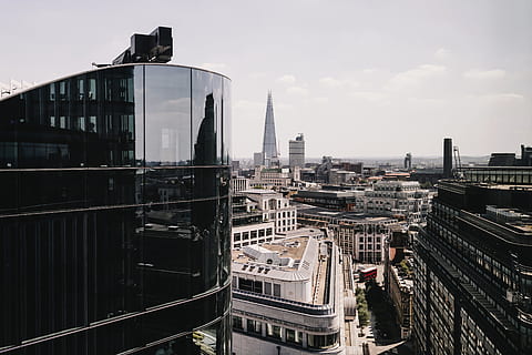 costruzione, bicchiere, finestra, riflessione, grattacielo, all'aperto, strada, viaggio, trasporto, cielo, urbano, città, nube, autobus, Inghilterra, il frammento, Londra, Londra, Inghilterra, UK, architettura, paesaggio urbano, scena urbana, fiume Tamigi, skyline urbano, posto famoso, città di Londra, esterno dell'edificio, struttura costruita, vita di città, capitali, ponte - struttura fatta dall'uomo, edificio per uffici, fiume, Torre, distretto del centro, moderno, attività commerciale, giorno, destinazioni di viaggio, cultura britannica, 8K, CC0, dominio pubblico, privo di copyright