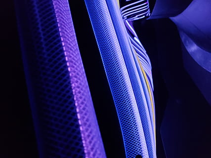 textil morado, de cerca, adentro, modelo, azul, antecedentes, multi color, tecnología, nadie, luz - fenómeno natural, resumen, iluminado, equipo de iluminación, púrpura, oscuro, brillante, a rayas, electricidad, hecho por el hombre, diseño, foto de estudio, fondo negro, 4K, CC0, dominio público, libre de derechos