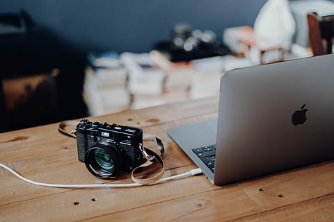 macbook air, nero, fotocamera reflex, telecamera, il computer portatile, computer, lente, Tech, tecnologia, Vintage ▾, ufficio, spazio di lavoro, interior design, arredamento, ufficio a casa, lavoro, macbook, macchina fotografica - attrezzatura fotografica, scrivania, tavolo, attrezzatura, attività commerciale, legno - materiale, fotografo, nessuno, temi fotografici, Internet, copia spazio, sfondi, in stile retrò, moderno, 4K, CC0, dominio pubblico, privo di copyright