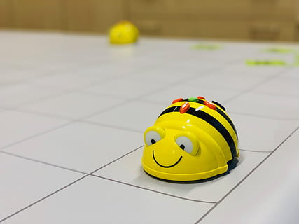 Beebot, Biene, Roboter, Technologie, Wissenschaft, elektronisch, Digitalisierung, Tier, Programmierung, Kodierung, Computerwissenschaften, Schule, Bildung, kreativ, Forschung, Kreativität, lernen, lehren, denken, Kinder, Wissen, Inspiration, verarbeiten, Strategie, Gelb, Badeente, Darstellung, Tierdarstellung, Bodenbelag, Fliese, Spielzeug, keine Leute, Fliesenboden, Fokus auf den Vordergrund, drinnen, Stillleben, High Angle View, einzelnes Objekt, Nahansicht, Sport, Design, Kopfbedeckungen, 4K, CC0, gemeinfrei, lizenzfrei