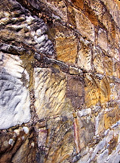 tekstur, mønster, sandstein, stein, vegg, bakgrunn, ujevn, korn, mørtel, betong, grov overflate, murstein, blokker, gylden, gul, brun, skåret, rock-objekt, fast, ingen folk, geologi, bergformasjon, natur, dag, full ramme, strukturert, nærbilde, utendørs, ikke-urbane scene, fysisk geografi, skjønnhet i naturen, fjell, erodert, dannelse, 4K, CC0, offentlig domene, opphavsrett gratis