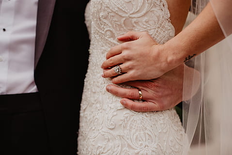 Eheringe, Braut, Braut und Bräutigam, Zeremonie, Paar, Bräutigam, Hände, Liebe, Mann, Ehe, Ringe, Romantik, Zusammengehörigkeit, berühren, Hochzeit, Frau, Hochzeitskleid, frisch verheiratet, Feier, Lebensereignisse, Veranstaltung, zwei Menschen, Paar - Beziehung, Erwachsene, Mittelteil, verheiratet, echte Menschen, positive Emotionen, Hand, heterosexuelles Paar, Hochzeitszeremonie, 5K, CC0, gemeinfrei, lizenzfrei