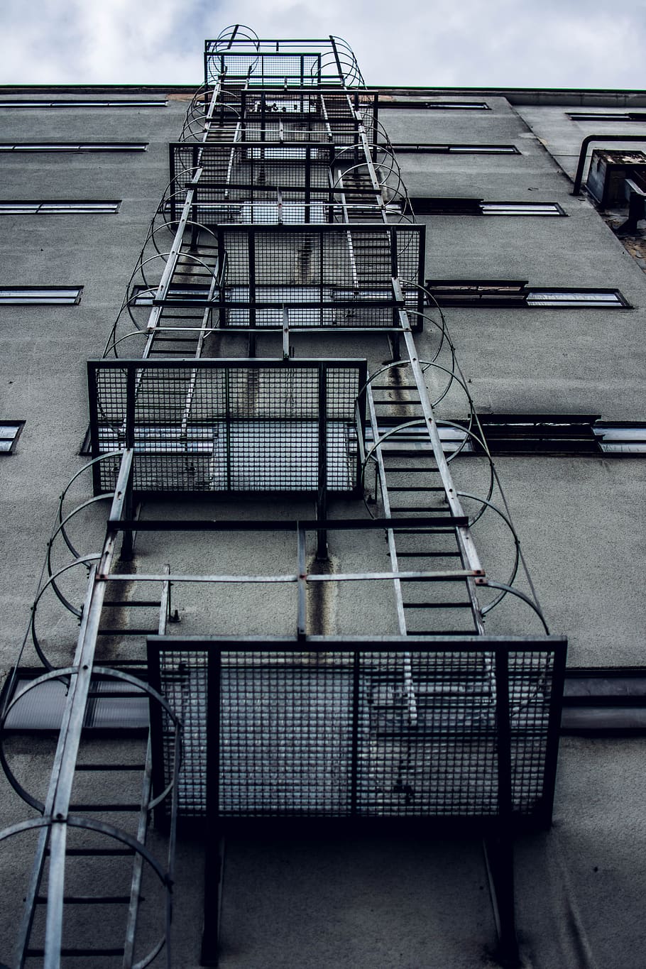 escalera, casa, rascacielos, gradualmente, estructura construida, arquitectura, exterior del edificio, vista de ángulo bajo, nadie, salida de incendios, día, barandilla, escalones y escaleras, edificio, al aire libre, ventana, accidentes y desastres, naturaleza, la seguridad, seguridad, Distrito residencial, cielo, apartamento, 5K