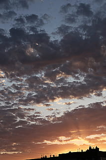 con2011, cel, escena, núvol - cel, posta de sol, escenics - natura, bellesa a la natura, tranquil·litat, naturalesa, escena tranquil·la, silueta, cap gent, color taronja, a l'aire lliure, idíl·lic, cel dramàtic, vista d’angle baix, llum solar, núvol, medi ambient, cloudscape, 4K, CC0, domini públic, lliure de regalies