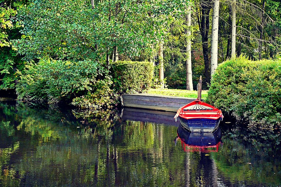 zakotvila, loď, tělo, voda, bota, most, dok, životní prostředí, les, tráva, idyla, idylický, u jezera, krajina, nálada, Příroda, park, rybník, klid, rekreace, odraz, odrazy, relaxace, odpočinek, veslice, scénický, letní, stromy, strom, rostlina, růst, přeprava, zelená barva, den, jezero, nikdo, způsob dopravy, krása v přírodě, námořní plavidlo, mimoměstské scény, nábřeží, scenics - příroda, venku, 2K