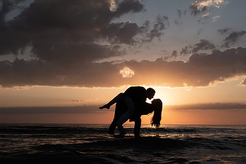 skyer, vand, bølger, bølge, romantik, kærlighed, romantisk, solnedgang, strand, par, himmel, sky - himmel, hav, to personer, samvær, horisont over vand, silhuet, horisont, skønhed i naturen, herrer, rigtige mennesker, par - forhold, havnefronten, bonding, livsstil, scenics - natur, positive følelser, udendørs, omsorg, 4K, CC0, offentligt domæne, royaltyfrie