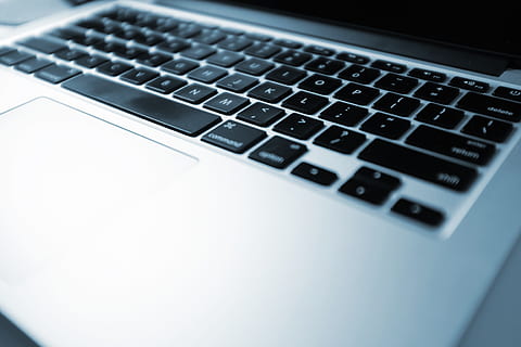 mac, macbook, tech, teknologi, computer, tastatur, skrive, kode, type, minimal, web, design, skab, bærbar, mus, pegefelt, Information, arbejde, job, trådløs teknologi, meddelelse, forbindelse, tæt på, computer tastatur, indendørs, computerudstyr, ingen mennesker, computer del, studio skud, tekst, kopiere plads, computer nøgle, brev, enkelt objekt, selektiv fokusering, global kommunikation, sølvfarvet, 4K, CC0, offentligt domæne, royaltyfrie