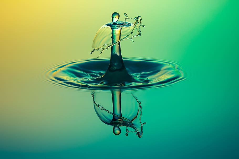 tancar, fotografia de caiguda d’aigua, gota, líquid, macro, reflexió, ondulació, aigua, gota d'aigua, esquitxades d’aigua, moviment, tir de l'estudi, tirar, esquitxades, a l'interior, fons de colors, cap gent, blau, impacte, superfície de l'aigua, caient, naturalesa, ondulat, còpia espai, superfície, primer pla, esquitxades de gotes, senzillesa, puresa, fotografia d'alta velocitat, fons blau, enfonsar-se, color turquesa, 5K