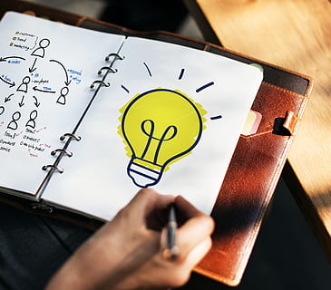 persona, disegno, carta, composizione, creatività, mano, idee, lampadina, taccuino, pianificazione, mano umana, detenzione, parte del corpo umano, avvicinamento, disegno - attività, in casa, disegno - prodotto artistico, una persona, penna, soluzione, arte e artigianato, attività, adulto, scrittura, giallo, dito, 2K, CC0, dominio pubblico, privo di copyright
