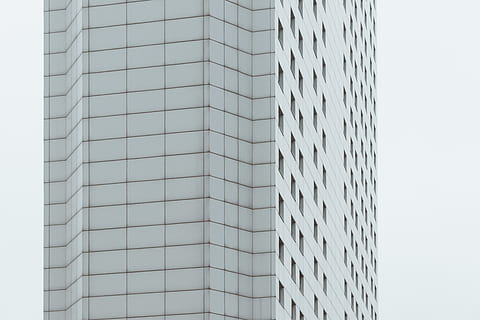 edificio bianco, edificio per uffici, costruzione, warszawa, Polonia, polska, architettura, parete, urbano, città, finestra, triangolo, modello, bianca, cittadina, alto aumento, angolo, pulito, linea, semplice, piazza, struttura costruita, esterno dell'edificio, moderno, edificio per uffici esterno, Inquadratura dal basso, nessuno, cielo, ufficio, giorno, Torre, natura, cielo sereno, all'aperto, ripetizione, grattacielo, alto - alto, 5K, CC0, dominio pubblico, privo di copyright