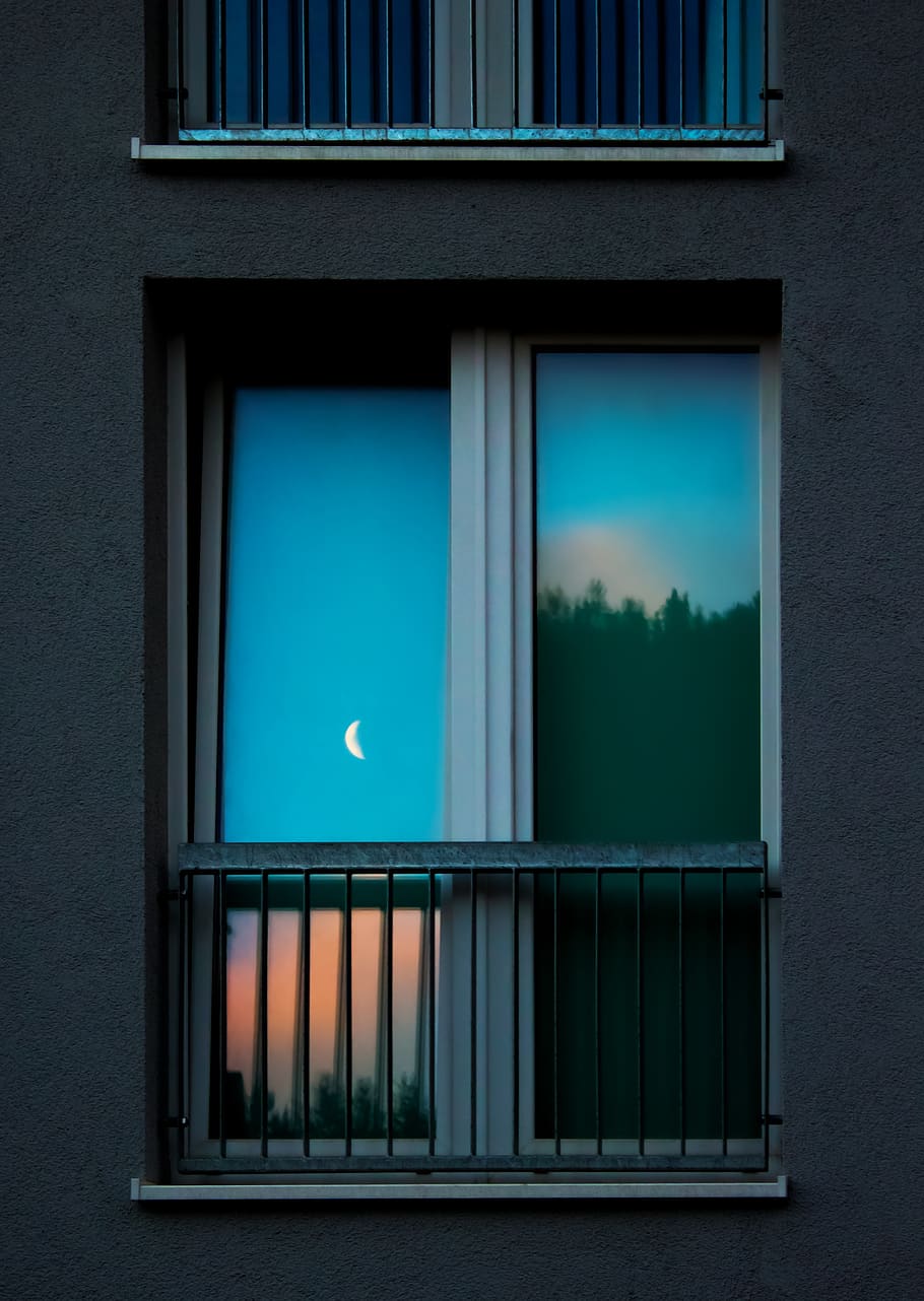finestra, tramonto, balcone, ringhiera, riflessione, serramenti, Luna, natura, architettura, struttura costruita, costruzione, esterno dell'edificio, nessuno, vetro - materiale, blu, all'aperto, giorno, cielo, caratteristica della parete, Casa, città, pianta, forma geometrica, trasparente, forma, telaio della finestra, 4K
