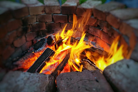 haard, brand, vuurplaats, bakstenen, vlammen, brandend, warmte - temperatuur, vuur - natuurverschijnsel, vlam, hout - materiaal, natuur, logboek, gloeiend, geen mensen, hout, detailopname, Oranje kleur, brandhout, vreugdevuur, buitenshuis, beweging, achtergronden, dag, steenkool, 4K, CC0, publiek domein, royaltyvrij